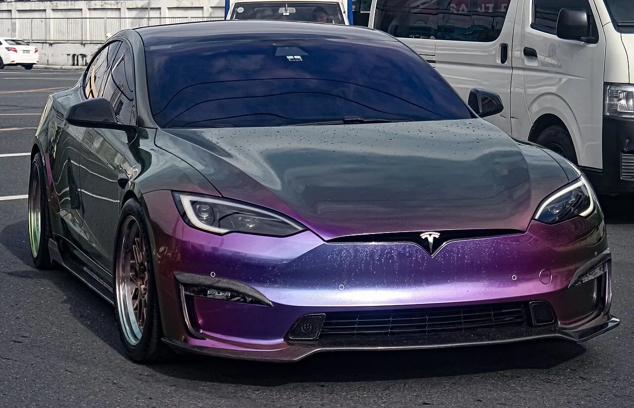 Tesla Model S Plaid glossy 01 — model reference, not inventory photo